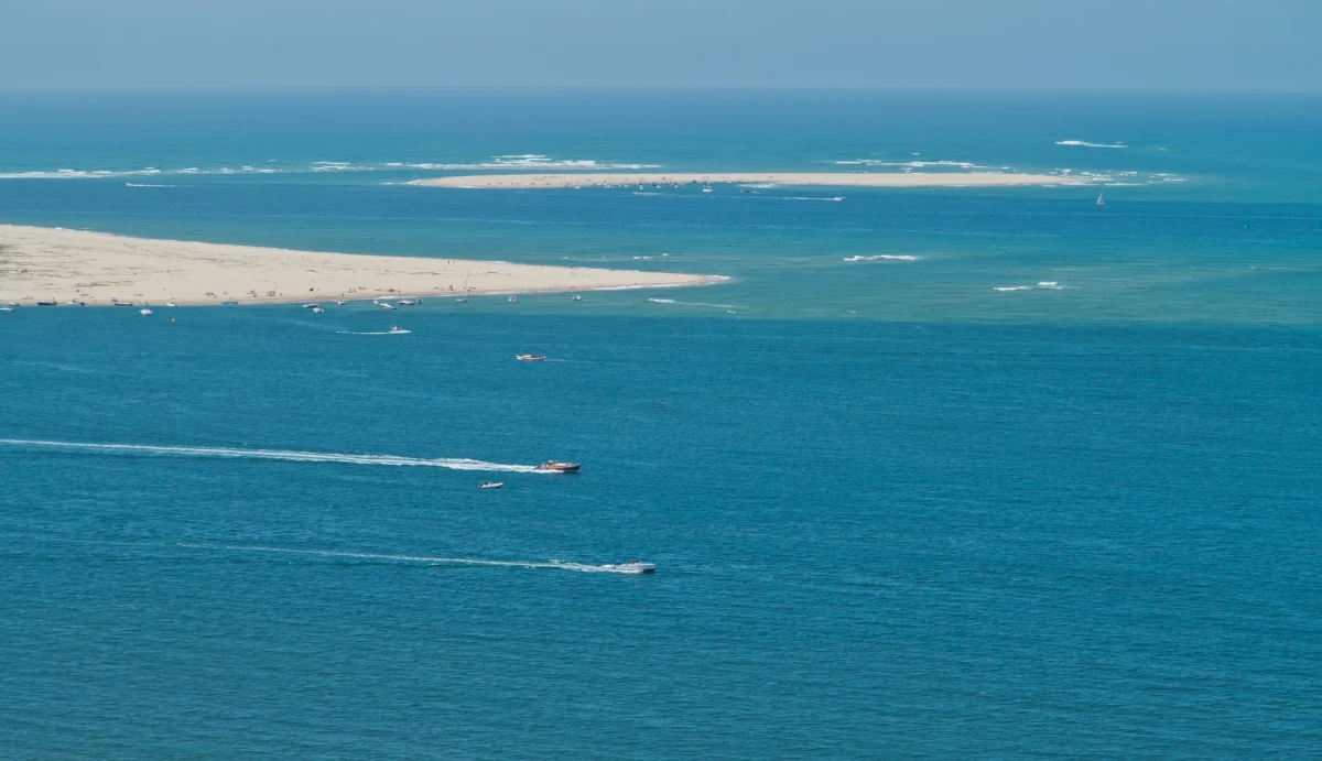 Gniew służb ratunkowych w sławnym nadatlantyckim kurorcie Arcachon we Francji! Przez cały dzień szukały one z helikopterami turysty, który rzekomo zaginął kapiąc się w oceanie. Mężczyznę odnaleziono… na dworcu kolejowym!