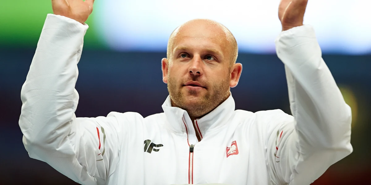 Wicemistrz świata w rzucie dyskiem Piotr Małachowski uważa, że we wtorkowym finale był zbyt pewny siebie. Przez zęby cedził, że srebrny medal to sukces, ale był wyraźnie zły i zawiedziony. O 75 centymetrów lepszy był Niemiec Robert Harting.