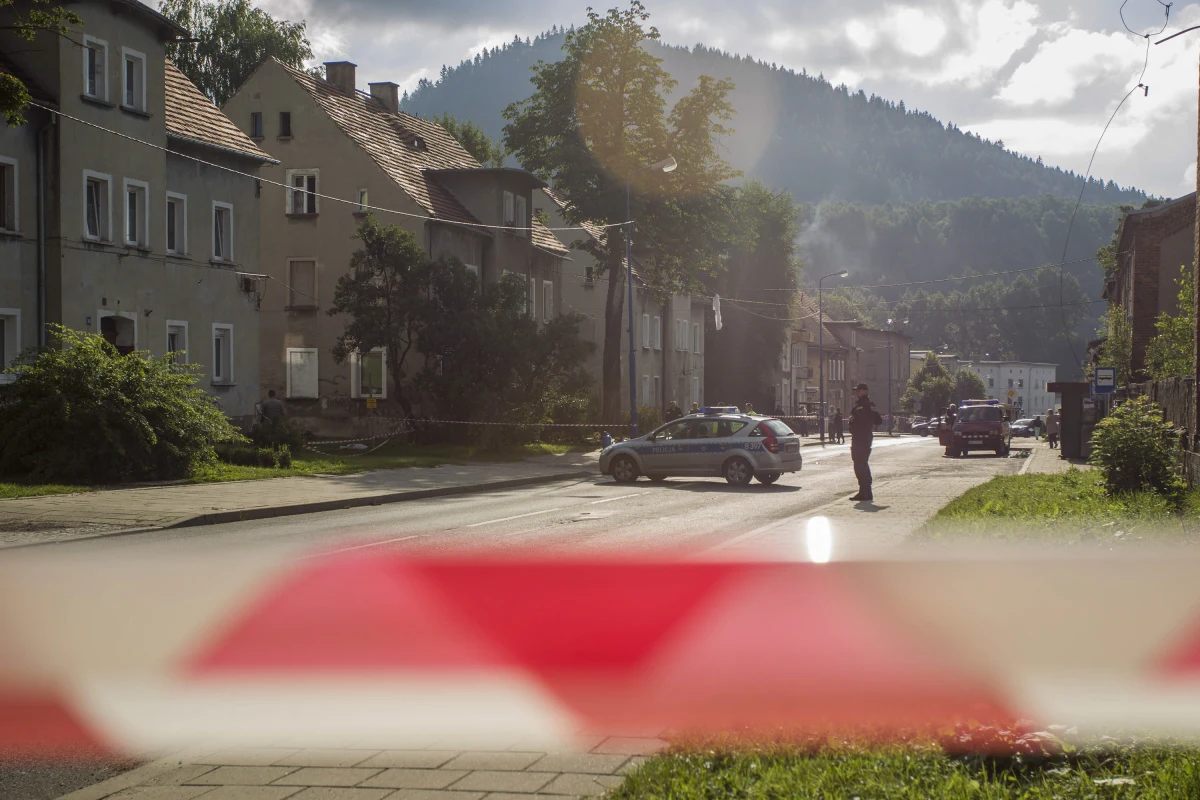 Pięć rodzin poszkodowanych w wyniku wybuchu gazu, do którego doszło w Boguszowie-Gorcach, dostanie w poniedziałek propozycję nowych mieszkań. Do swoich nie mogą już wrócić. Budynek został tak zniszczony, że inspektor nadzoru budowlanego wydał absolutny zakaz wchodzenia do kamienicy. 