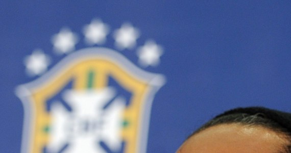 Jeden z czołowych piłkarzy ostatnich lat pozbył się swojego "znaku rozpoznawczego". Brazylijczyk Ronaldinho - dwukrotnie uznany piłkarzem roku przez FIFA (2004, 2005), nagrodzony przez magazyn France Football w 2005 roku Złotą Piłką - przeszedł zabieg stomatologiczny prostowania zębów. 