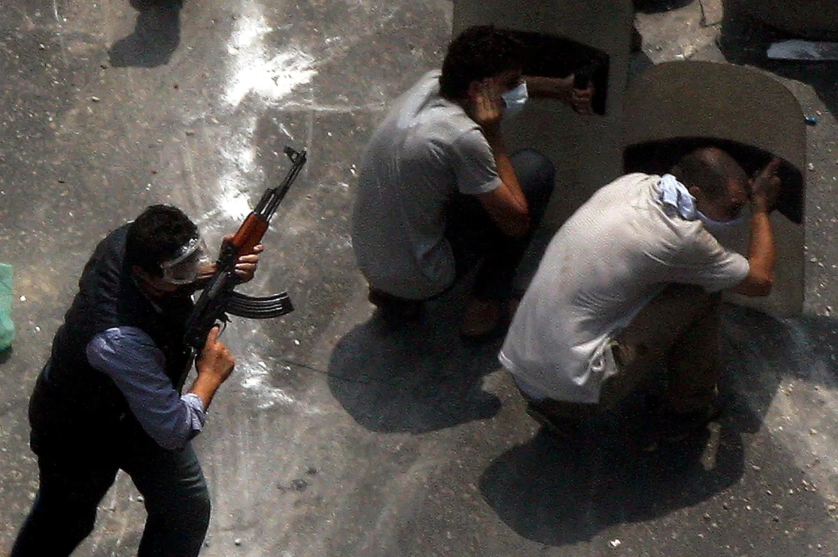 W starciach między zwolennikami odsuniętego od władzy prezydenta Mohammeda Mursiego i siłami bezpieczeństwa zginęło w całym  Egipcie co najmniej 278 osób -  poinformowało późnym wieczorem egipskie ministerstwo zdrowia, dodając, że większość ofiar to cywile. Sytuacja w kraju jest bardzo niebezpieczna. Polska ambasada w Kairze ostrzega turystów: nie opuszczajcie ośrodków turystycznych. Przeczytajcie relację "minuta po minucie" z tego, co działo się w środę w Egipcie.