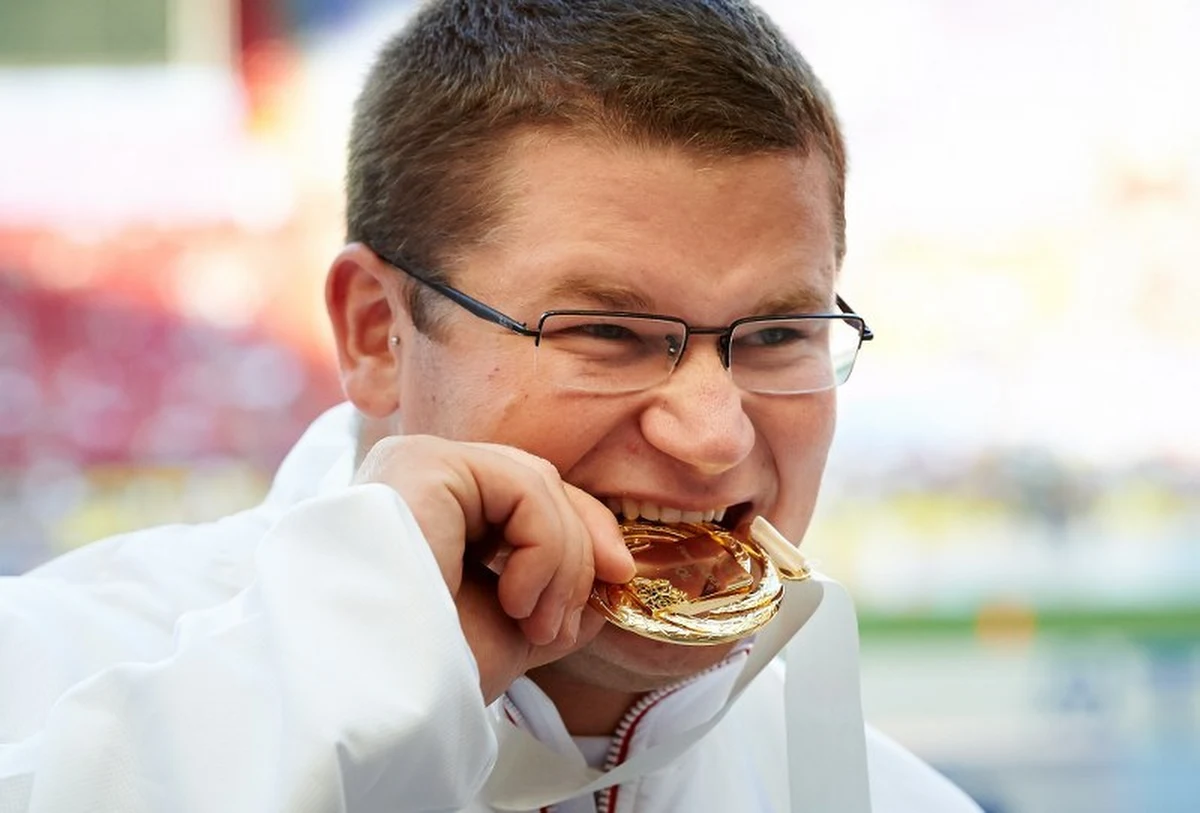 "Po moim pierwszym ciosie rywale padli na kolana i nie potrafili się podnieść" - powiedział po powrocie do kraju mistrz świata w rzucie młotem Paweł Fajdek. Wraz z nim z Moskwy przyleciał też m.in. drugi polski medalista - srebrny dyskobol Piotr Małachowski.