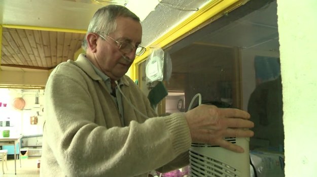 77-letni Gerard Malingue przez kilkadziesiąt lat miał w pracy styczność z azbestem. Bez żadnej ochrony brał do rąk rakotwórcze włókna. Dziś cierpi na ciężką niewydolność oddechową i nie rusza się nigdzie bez butli z tlenem...


Takich osób jak Gerard są tysiące. We francuskiej Normandii znajduje się dolina zwana "Doliną Śmierci", gdzie działało kilkanaście zakładów produkujących części samochodowe. We wszystkich stosowano azbest. W ciągu minionego stulecia ten włóknisty minerał mógł zabić na tym terenie nawet 5 tysięcy ludzi! Ci, którzy zapłacili zdrowiem za kontakt z azbestem, walczą dziś o odszkodowania...