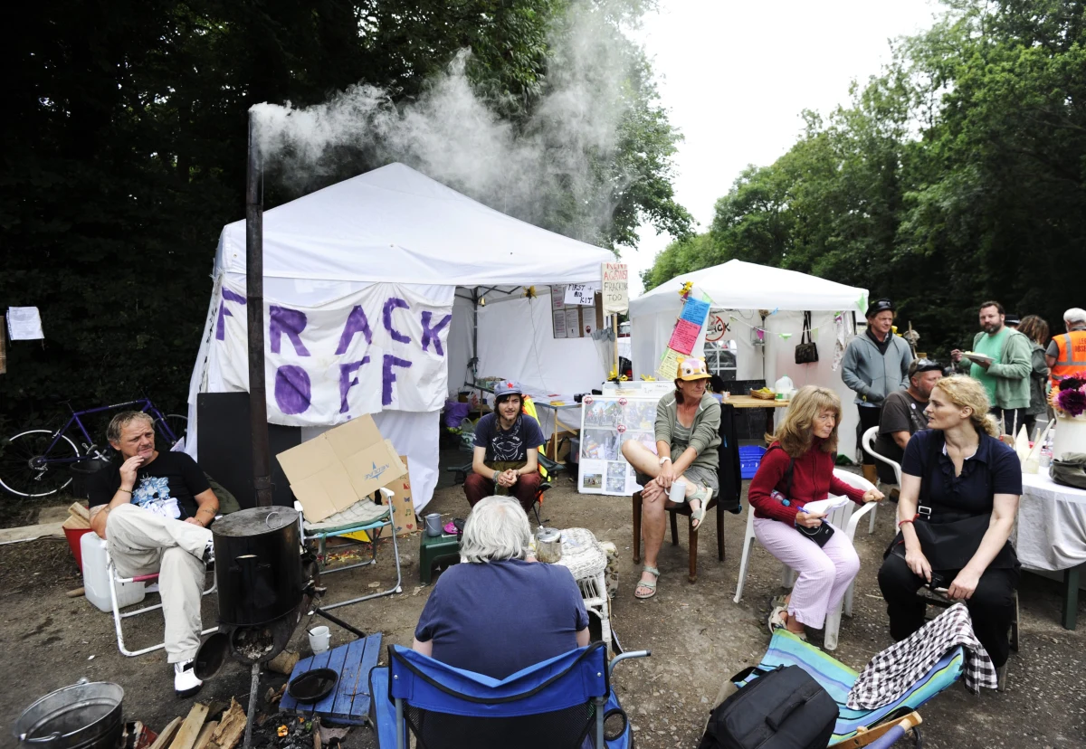 Firma wykonująca odwierty w hrabstwie West Sussex zawiesiła czasowo dzielność. Powodem jest planowany na ten weekend protest aktywistów środowiskowych. "Oni gwałcą Matkę Ziemię" - mówił jeden z przeciwników odwiertów.