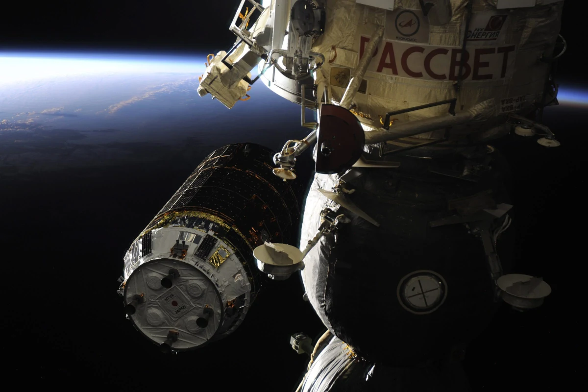 To najdłuższy jak dotąd kosmiczny spacer Rosjan. Dwaj kosmonauci spędzili wczoraj siedem i pół godziny na zewnątrz Międzynarodowej Stacji Kosmicznej (ISS), montując kabel energetyczno-telekomunikacyjny - poinformowała rosyjska kontrola lotu.