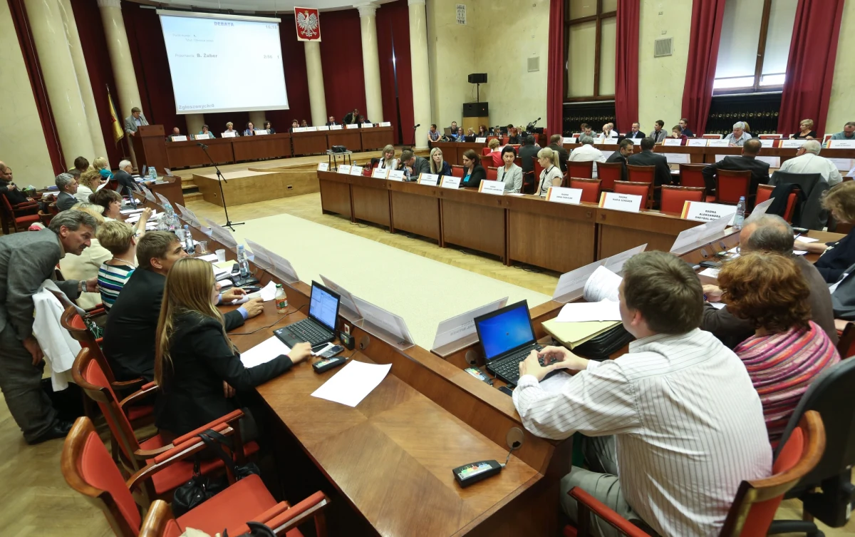 Ograniczenie do ośmiu minut czasu wystąpień radnych na sesjach Rady Warszawy zakłada projekt zmian w statucie miasta, który 29 sierpnia rada ma skierować do uzgodnienia z premierem. Podobne ograniczenia obowiązują już w innych miastach - miedzy innymi w Krakowie i Poznaniu.