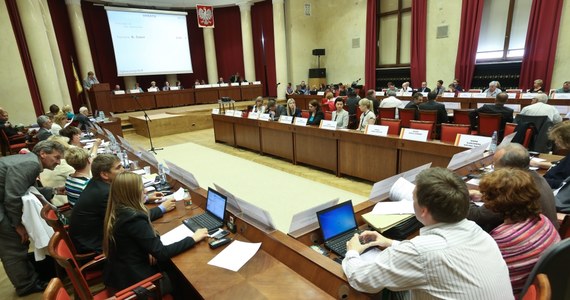 Ograniczenie do ośmiu minut czasu wystąpień radnych na sesjach Rady Warszawy zakłada projekt zmian w statucie miasta, który 29 sierpnia rada ma skierować do uzgodnienia z premierem. Podobne ograniczenia obowiązują już w innych miastach - miedzy innymi w Krakowie i Poznaniu.