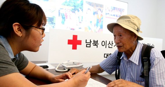 Korea Północna przyjęła propozycję Seulu w sprawie wznowienia programu łączenia rodzin rozdzielonych przez wojnę koreańską 60 lat temu - poinformowała oficjalna północnokoreańska agencja KCNA. ​Spotkania mają być zorganizowane w czasie tradycyjnego święta plonów przypadającego w tym roku 19 września.