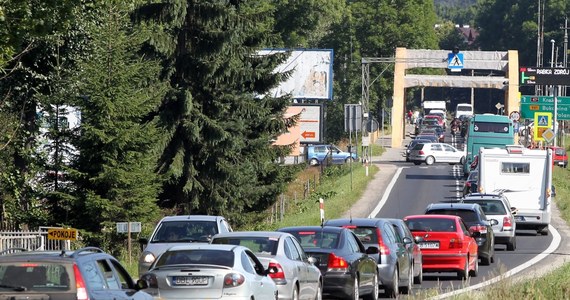 ​Koniec długiego weekendu to czas powrotów do domu. Widać to było w niedzielę na drogach - informowaliście nas na Gorącą Linię RMF FM o zakorkowanych wylotówkach z miast i kurortów. Najgorzej było na trasach znad morza i drogach ze stolicy Tatr. Przeczytajcie, jak wyglądała sytuacja drogowa w naszej relacji "minuta po minucie".