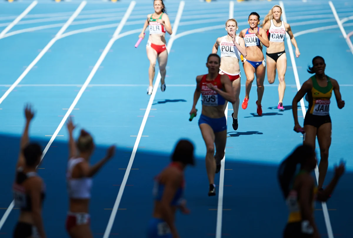 Polska sztafeta kobiet 4x100 m nie zdołała awansować do finału 14. lekkoatletycznych mistrzostw świata w Moskwie. W swojej serii eliminacyjnej Polki czasem 43,18 zajęły piąte miejsce, a w ogólnym bilansie dziesiąte. Nie powiodło się również sztafecie męskiej. Polacy zajęli piąte miejsce, a ostatecznie jedenaste.