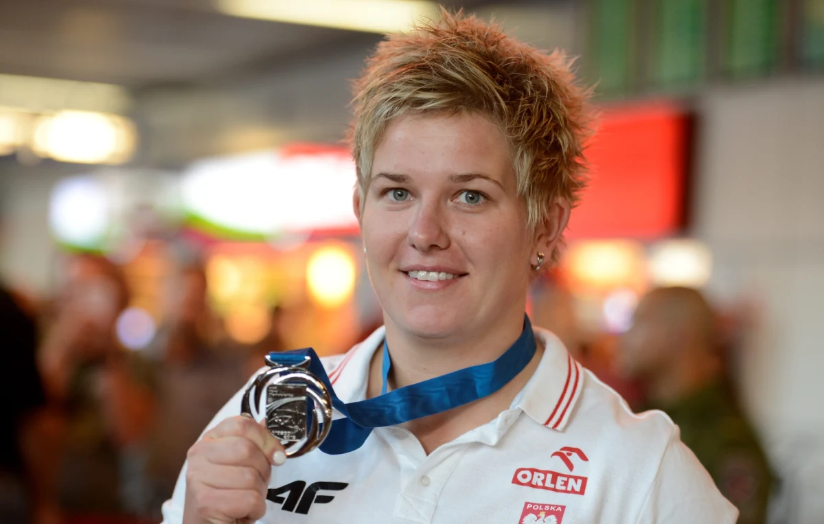 Trzy medale - złoty Pawła Fajdka w rzucie młotem oraz srebrne Anity Włodarczyk w tej samej konkurencji i Piotra Małachowskiego w dysku - zdobyli Polacy w mistrzostwach świata. To wynik zgodny z oczekiwaniami, bo przed wyjazdem do Moskwy sztab szkoleniowy liczył właśnie na trzy medale. Nikt z 55-osobowej reprezentacji nie zdołał sprawić większej niespodzianki.
