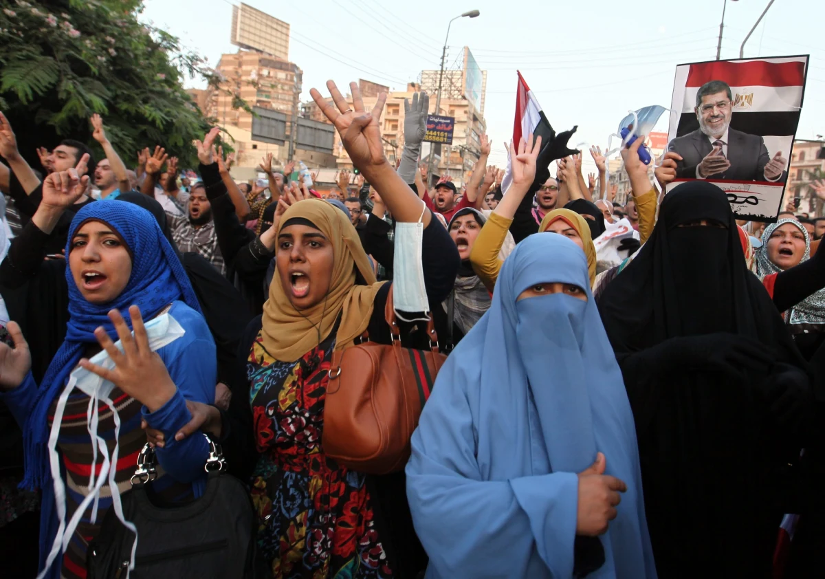 Z​wolennicy obalonego islamistycznego prezydenta Egiptu Mohammeda Mursiego ze względów bezpieczeństwa odwołali niektóre protesty, które miały się odbyć w niedzielę w Kairze. Z kolei szef armii zapewnił, że wojsko nie pozwoli na dalszy rozlew krwi.