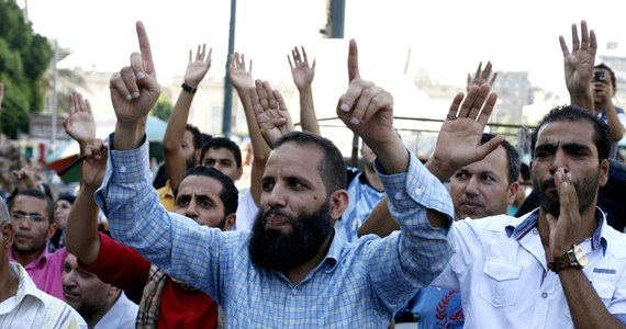 Z Kairu nadchodziły w niedzielę sprzeczne informacje na temat okoliczności, w których doszło do śmierci 36 islamistów. Najczęściej powtarza się w agencjach wersja wydarzeń, według której zginęli oni zastrzeleni lub uduszeni gazem łzawiącym podczas próby ucieczki.
