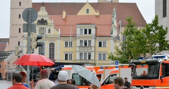 Uzbrojony mężczyzna wziął zakładników w ratuszu w Ingolstadt w Bawarii, na południu Niemiec. W gabinecie zastępcy burmistrza ponad stutysięcznego miasta zamknął się 24-letni mężczyzna, który już wcześniej nękał pracowników urzędu. Powiedział, że ma pistolet, ale nie przedstawił żadnych żądań. Zakładników jest trzech lub czterech.