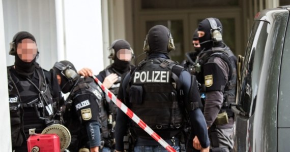 Policja uwolniła dwoje zakładników przetrzymywanych przez uzbrojonego mężczyznę przez 9 godzin w ratuszu w bawarskim mieście Ingolstadt. Trzeci zakładnik został zwolniony wcześniej. Sprawca został podczas akcji ranny, ale żyje - podała policja.
