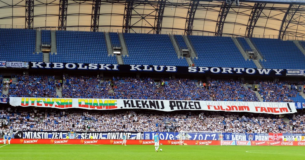 Na zdjęciu flaga na stadionie Lecha Poznań: "Litewski chamie, kleknij przed polskim panem" 