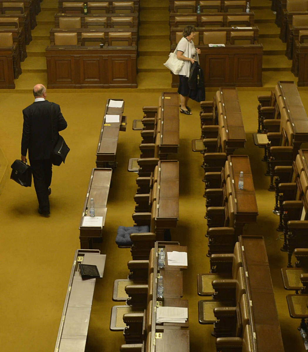 ​Zgodnie z oczekiwaniami deputowani czeskiej Izby Poselskiej uchwalili  jej rozwiązanie, co otwiera drogę do przedterminowych wyborów parlamentarnych. Wniosek o rozwiązanie izby został poparty przez złożoną z socjaldemokratów i komunistów lewicową opozycję, jak też przez wchodzące w skład dotychczasowej centroprawicowej koalicji rządowej ugrupowanie TOP 09 oraz drobne ugrupowania centrowe.