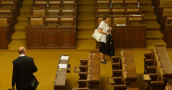 ​Zgodnie z oczekiwaniami deputowani czeskiej Izby Poselskiej uchwalili  jej rozwiązanie, co otwiera drogę do przedterminowych wyborów parlamentarnych. Wniosek o rozwiązanie izby został poparty przez złożoną z socjaldemokratów i komunistów lewicową opozycję, jak też przez wchodzące w skład dotychczasowej centroprawicowej koalicji rządowej ugrupowanie TOP 09 oraz drobne ugrupowania centrowe.