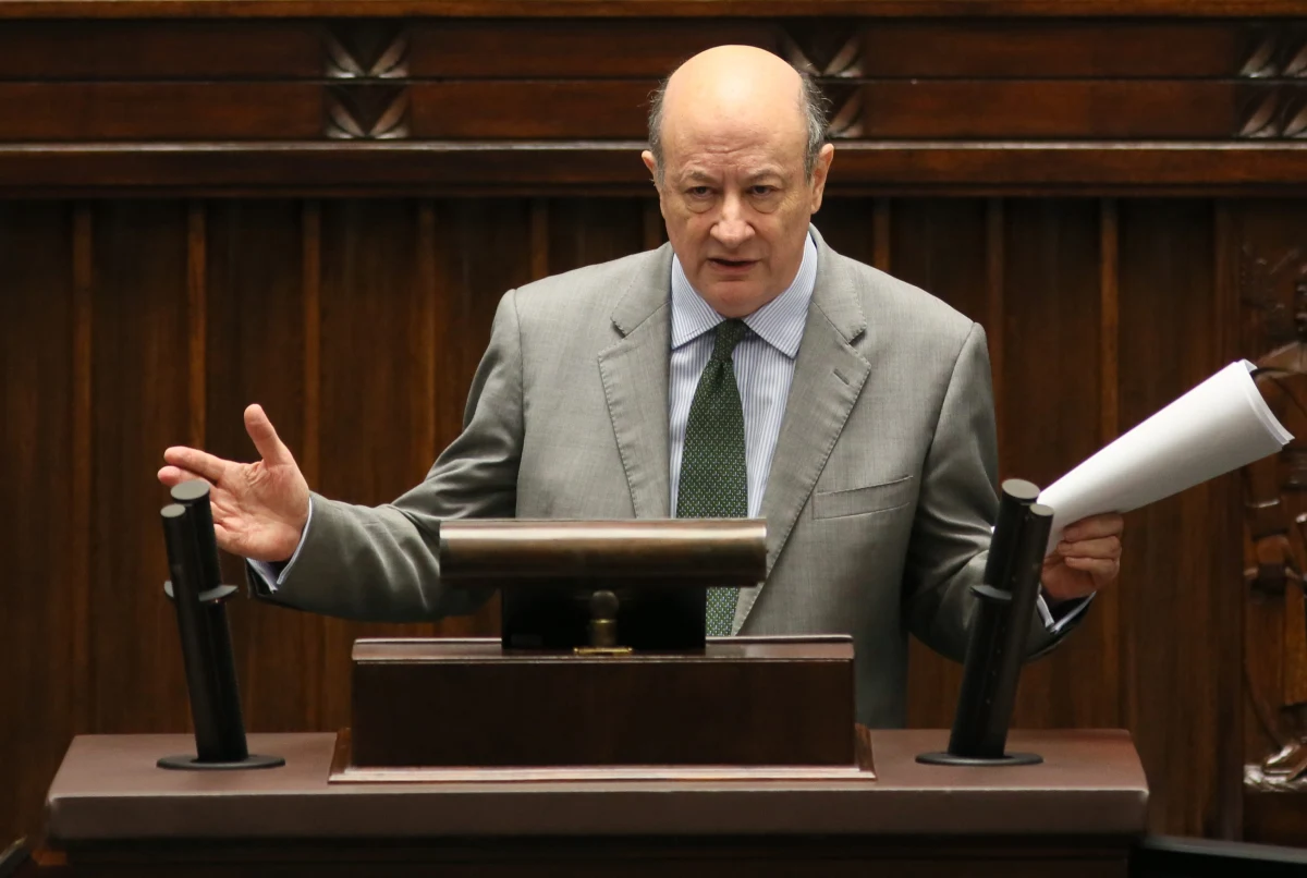 Premier Donald Tusk zdementował doniesienia Newsweeka o dymisji Jacka Rostowskiego. Tygodnik podawał, że minister finansów złożył rezygnację na ręce szefa rządu. "To plotka czy nagonka"? - pyta premier.