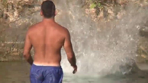 Konkurs skoków do wody, organizowany nad rzeką Neretwą w mieście Konjic w Bośni i Hercegowinie, co roku przyciąga miłośników adrenaliny. Tutaj nawet najmniejszy błąd może zawodnika kosztować życie - lub skutkować ciężkim kalectwem.
