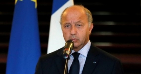 "Jeśli Rada Bezpieczeństwa ONZ nie będzie w stanie podjąć decyzji w sprawie domniemanego ataku z użyciem gazu bojowego w Syrii, decyzje będą podjęte w inny sposób" - zapowiedział minister spraw zagranicznych Francji Laurent Fabius. Nie podał szczegółów. Oświadczył też, że jeśli potwierdzą się doniesienia o masowym ataku chemicznym na cywilów w Damaszku, to społeczność międzynarodowa będzie musiała na to odpowiedzieć używając siły. 