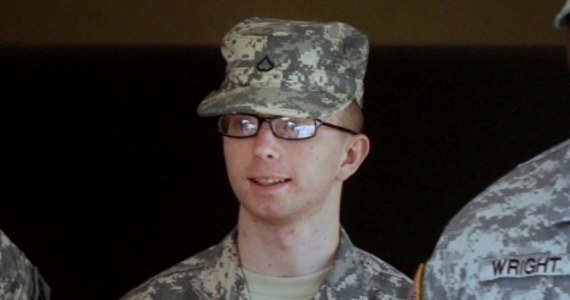 Bradley Manning, skazany przez sąd wojskowy na 35 lat więzienia za przekazanie portalowi WikiLeaks setek tysięcy poufnych dokumentów USA, twierdzi, że nie jest mężczyzną. Chce żyć jako kobieta o imieniu Chelsea. 