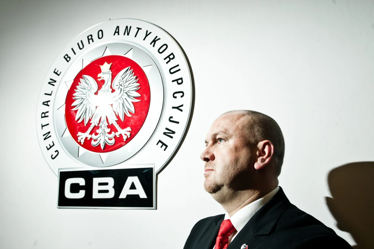 Szef CBA został dziś przesłuchany przez Prokuraturę Okręgową w Warszawie w związku z domniemanym zamachem na jego życie. Paweł Wojtunik występuje jako świadek w śledztwie związanym z odkręceniem 28 lipca śrub, mocujących koło w jego samochodzie. Prokuratura dwa dni temu wszczęła oficjalne śledztwo w tej sprawie.