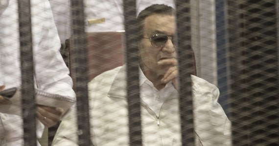 Obalony w styczniu 2011 r. prezydent Egiptu Hosni Mubarak został przetransportowany śmigłowcem z więzienia do szpitala. Tam pozostanie w areszcie. Sąd nakazał zwolnienie 85-letniego Mubaraka po ponad 2 latach za kratami.