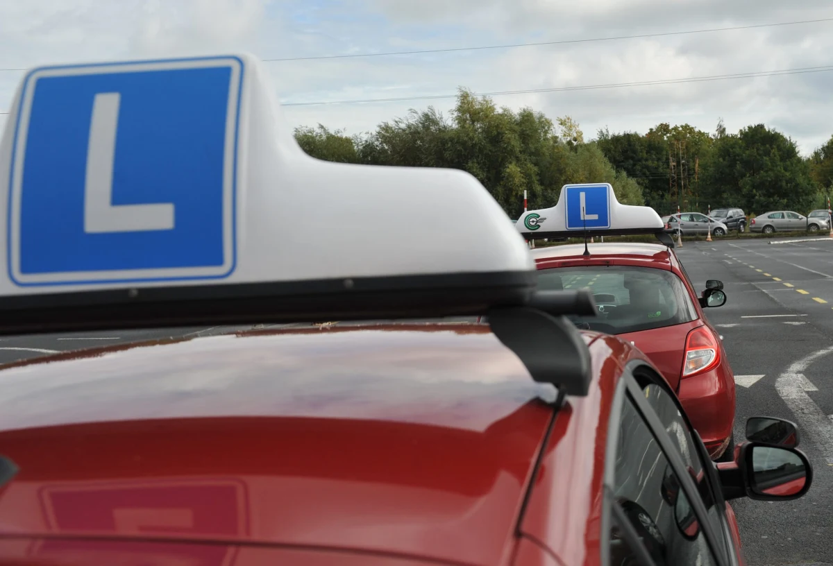 W życie weszła dziś pierwsza transza deregulacji. Jednym z uwolnionych zawodów jest instruktor nauki jazdy. Od teraz nie trzeba już mieć co najmniej średniego wykształcenia. Wystarczy skończyć kurs i zdać egzamin. Nie wszyscy są z tego zadowoleni. "To obniżanie prestiżu zawodu" - mówią instruktorzy.