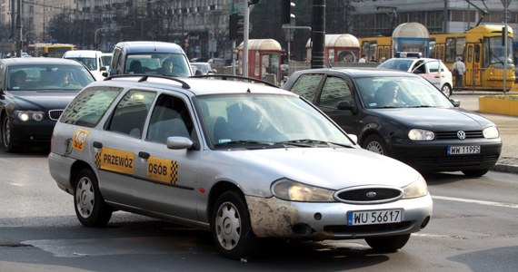 Dziś, po 30 dniach od daty ogłoszenia ustawy, wchodzi w życie pierwsza transza deregulacji. Dostęp do 50 reglamentowanych zawodów został szerzej otwarty. Łatwiej będzie można zostać między innymi adwokatem, taksówkarzem czy pośrednikiem nieruchomości.