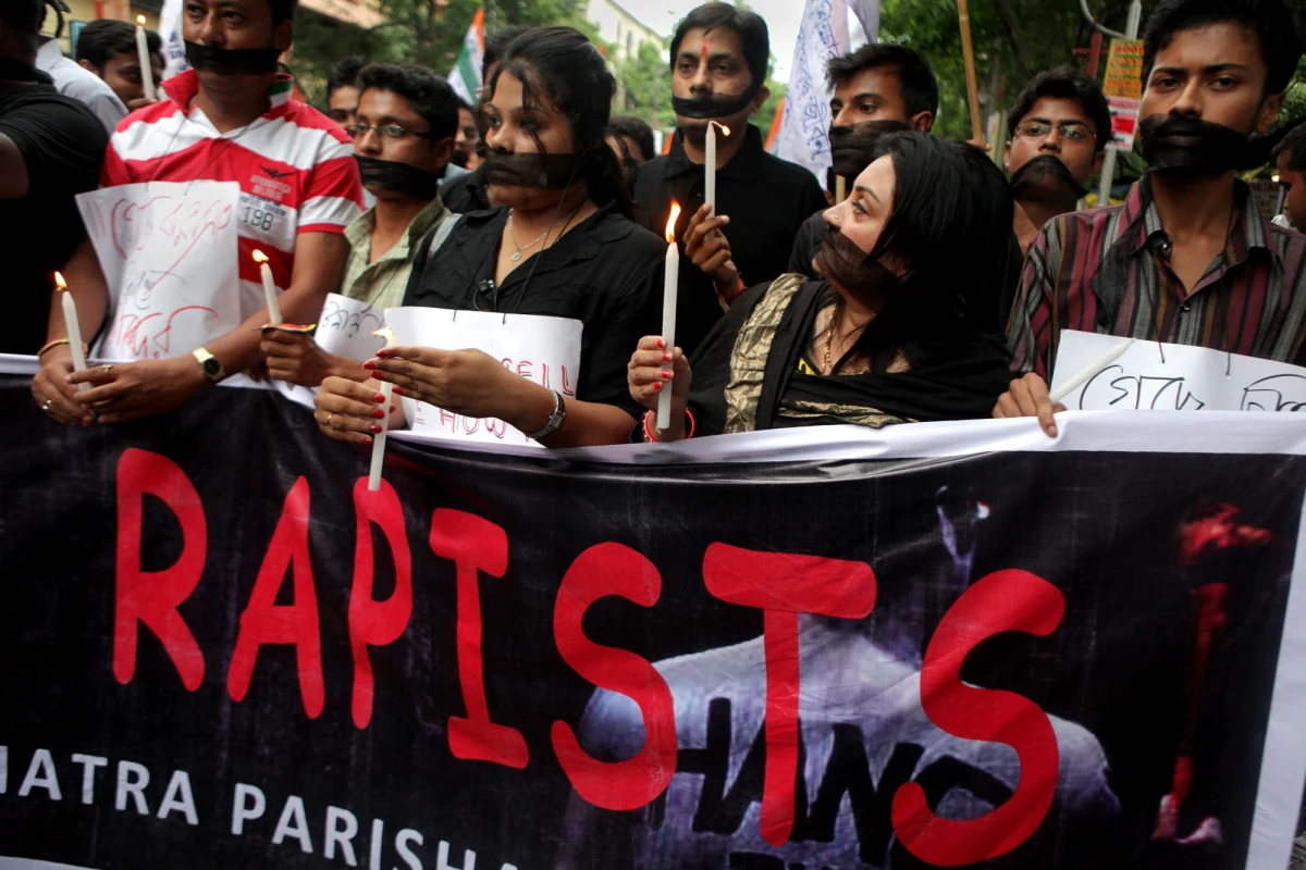 23-letnia fotoreporterka padła ofiarą zbiorowego gwałtu w Bombaju. Kobietę zaatakowało co najmniej trzech mężczyzn, gdy robiła zdjęcia w opuszczonej fabryce.