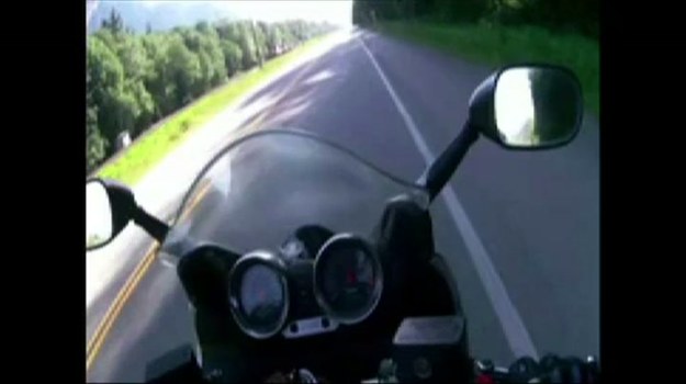Kanadyjska policja upubliczniła film zarejestrowany przez kamerkę umieszczoną na kasku pechowego motocyklisty, który na jednej z tamtejszych autostrad zderzył się z niedźwiedziem. Ku przestrodze...