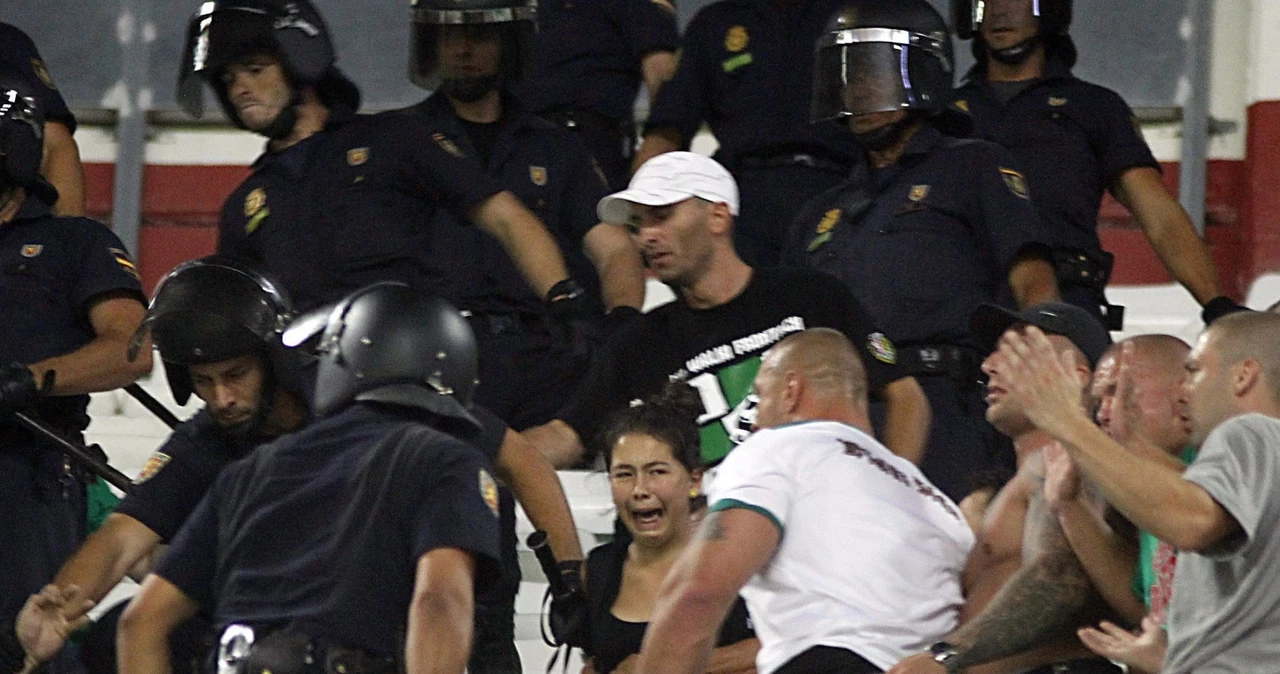 Policja na trybunach stadionu w Sewilli