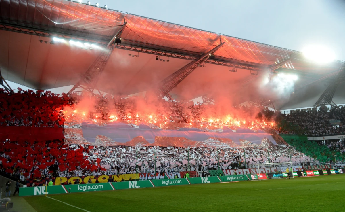 "Żyleta", czyli trybuna dla najbardziej zagorzałych fanów Legii będzie zamknięta podczas wtorkowego meczu kwalifikacji Ligi Mistrzów ze Steauą Bukareszt. UEFA podtrzymała karę za flagi wywieszone podczas spotkań z The New Saints, na których znalazły się symbole nazistowskie. 
