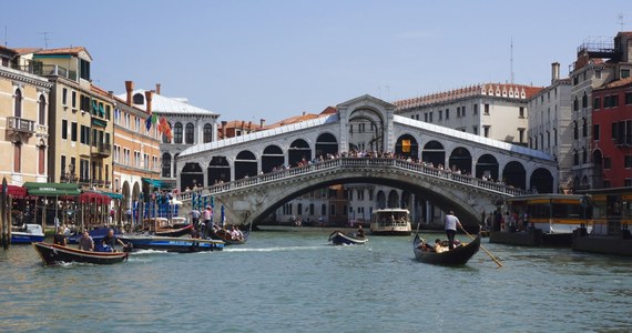 Gondolier z łodzi w Wenecji, w wypadku której w sierpniu zginął niemiecki turysta, był pod wpływem narkotyków - podała włoska policja. Gondola z 5-osobową rodziną z Niemiec zderzyła się z tramwajem wodnym na weneckim Canal Grande.