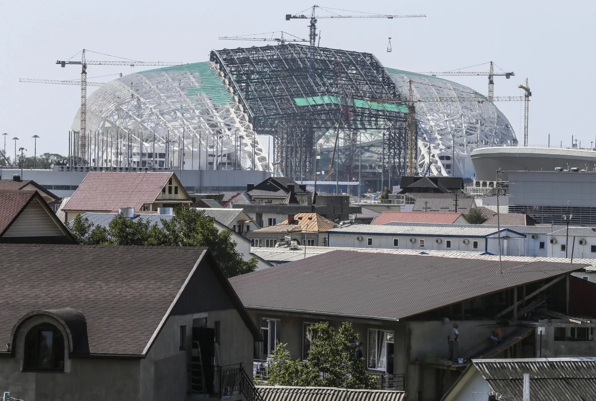 Prezydent Federacji Rosyjskiej Władimir Putin wydał dekret, który - jak oceniły niektóre media w Moskwie - faktycznie ustanawia blokadę Soczi na czas przyszłorocznych zimowych igrzysk olimpijskich i paraolimpijskich. Zdaniem znanego w Soczi blogera Aleksandra Wałowa, dekret przekształci to miasto w "olimpijski obóz koncentracyjny".
