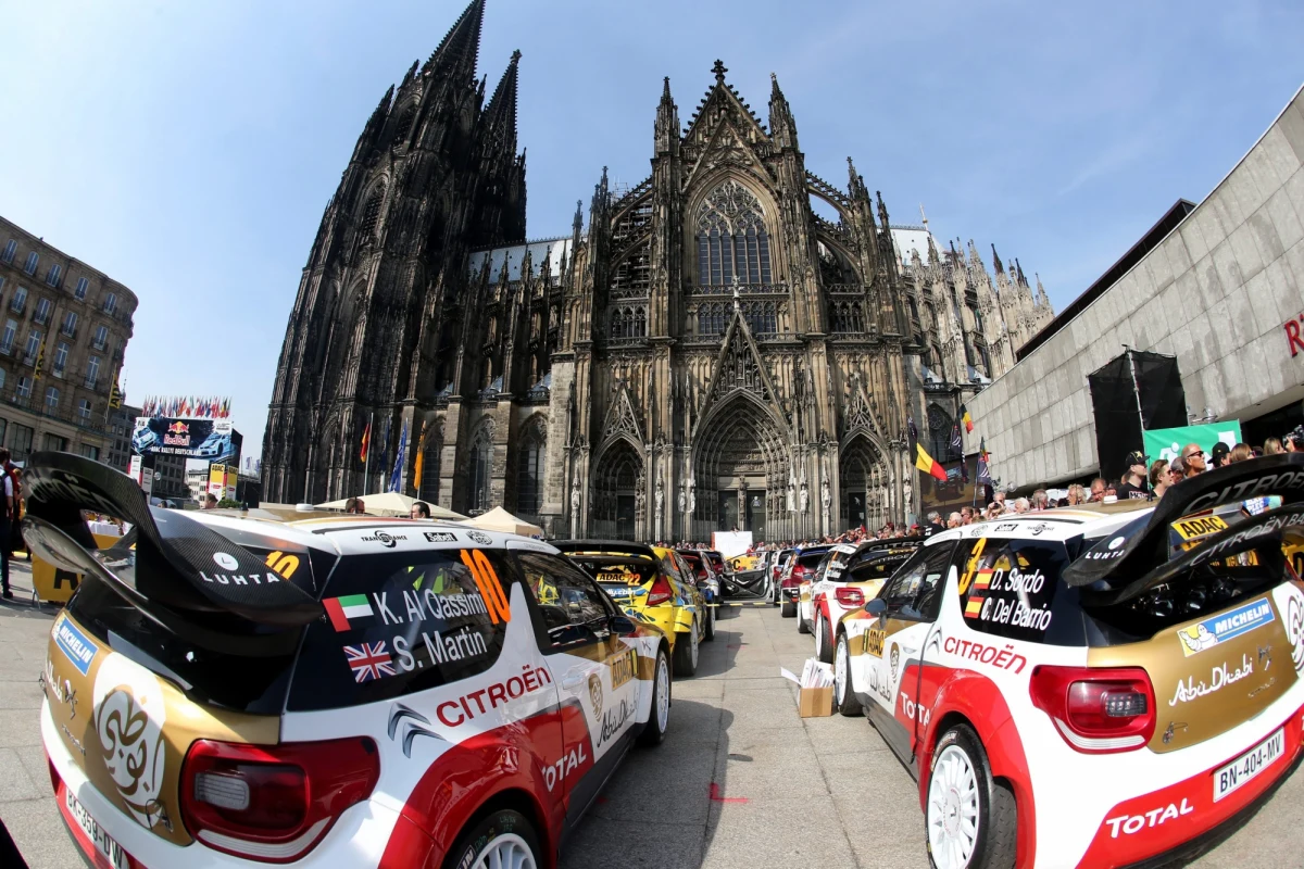 W wypadku, do jakiego doszło na trasie Rajdu Niemiec, zginęły dwie osoby. To kierowca i pilot auta zabytkowego - rywalizacja tych samochodów odbywa się zaraz po przejeździe załóg z mistrzostw świata.