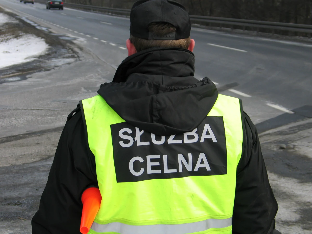 Ponad 1,5 tony towarów fałszywie oznaczonych jako markowe wykryli warmińsko-mazurscy celnicy w samochodzie, którym kierował obywatel Litwy. Został on zatrzymany do kontroli na drodze we wschodniej części warmińsko-mazurskiego.
