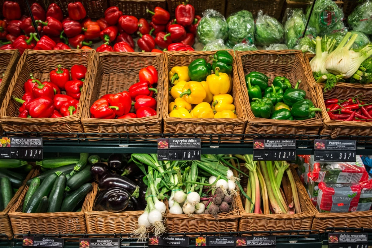 Federalna Służba Nadzoru Weterynaryjnego i Fitosanitarnego Rosji ma zastrzeżenia do jakości owoców i warzyw sprowadzanych z Polski - informuje na swojej stronie internetowej rządowa "Rossijskaja Gazieta". "Z sześciu tysięcy ton owoców i warzyw z podwyższoną zawartością azotanów, wykrytych od początku roku, około czterech tysięcy ton pochodziło właśnie z Polski" - napisała gazeta. 
