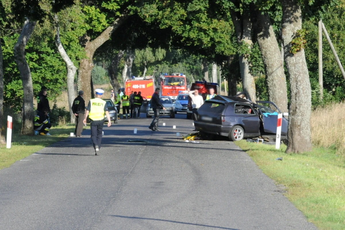 Przedostatni weekend wakacji na polskich drogach to prawie 300 wypadków, w których zginęło 28 osób. Policjanci zatrzymali ponad 1,5 tys. pijanych kierowców. 