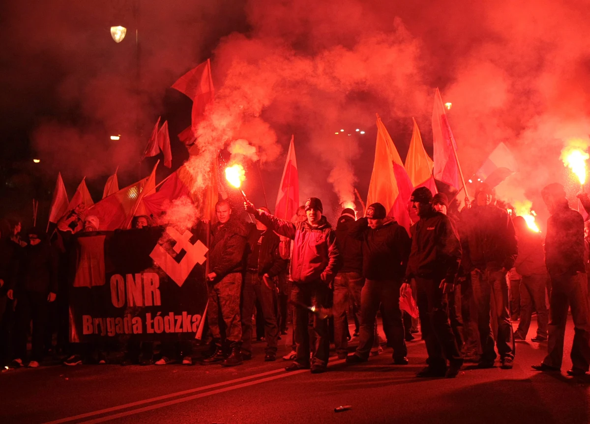 Warszawska prokuratura stoi murem za policjantem, który 11 listopada 2011 roku bił jednego z uczestników Marszu Niepodległości. Jak dowiedział się reporter RMF FM,  śledczy zaskarżyli wyrok na funkcjonariusza. Karol C. został skazany na półtora roku więzienia w zawieszeniu na trzy lata. Ma też zakaz wykonywania zawodu policjanta i detektywa przez 8 lat. Prokuratura chce uchylenia tego wyroku i skierowania sprawy do ponownego rozpatrzenia.