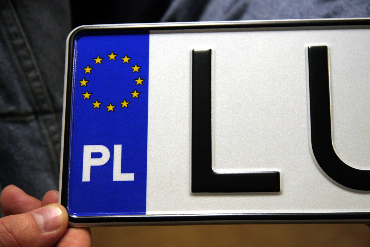 Będzie zmiana przepisów dotyczących wydawania duplikatów tablic rejestracyjnych. To efekt interwencji reportera RMF FM. Jak informowaliśmy na początku sierpnia, za jazdę na wtórniku skradzionego w Polsce oznaczenia, za granicą można nawet trafić za kratki. Taki los spotkał pana Mirka z Katowic. 