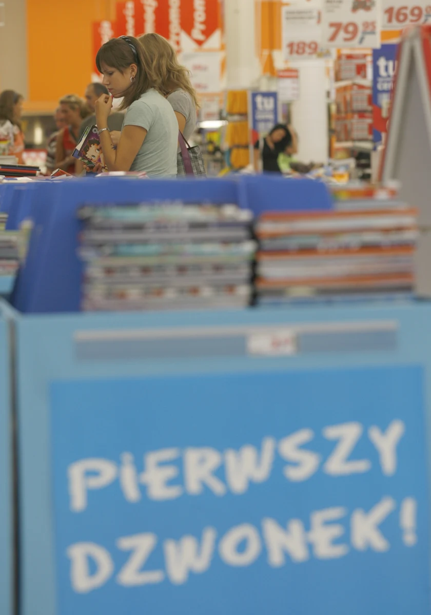 Urzędnicy nie wiedzą, komu należy się wyprawka szkolna, a rzecznik praw rodziców otrzymuje w związku z tym wiele skarg. Każdego roku spora część pieniędzy z programu na zakup podręczników wraca do budżetu państwa.