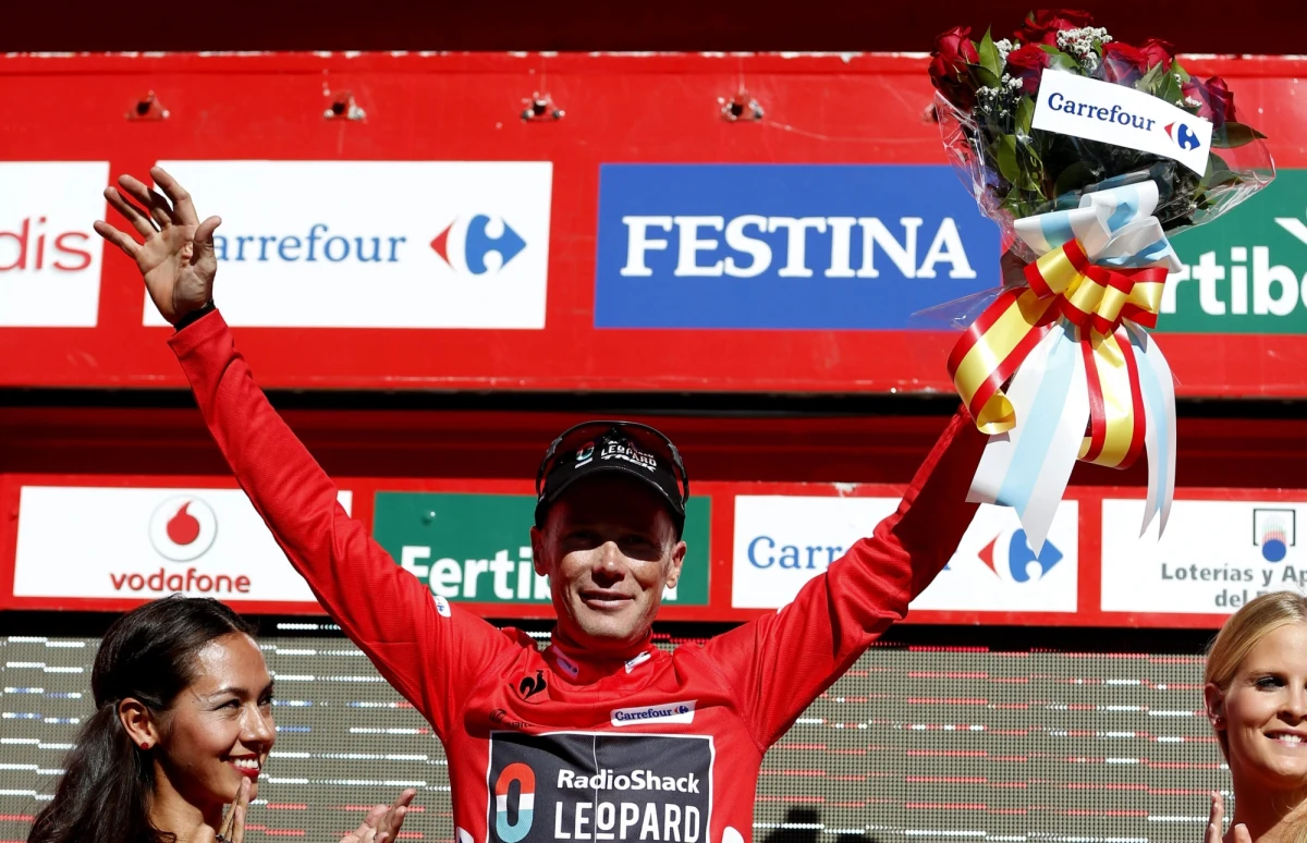 Chris Horner z grupy RadioShack po samotnym finiszu wygrał w poniedziałek trzeci etap wyścigu kolarskiego Vuelta a Espana z Vigo do Mirador de Lobeira o długości 184,8 km. 41-letni Amerykanin awansował na pozycję lidera. Najlepszy z Polaków na poniedziałkowym etapie Rafał Majka był dwunasty, a w klasyfikacji generalnej zajmuje ósme miejsce.