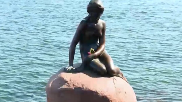 Kopenhaska Mała Syrenka skończyła 100 lat! Urodziny jednej z najsłynniejszych baśniowych postaci stworzonych przez Andersena świętowali i dorośli, i dzieci.

Posąg przedstawiający Małą Syrenkę został odsłonięty w kopenhaskim porcie 23 sierpnia 1913 r. Jego twórcą był duński rzeźbiarz Edvard Eriksen.