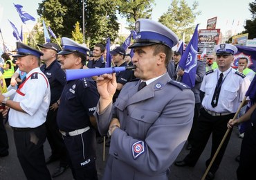 Mundurowi przed Sejmem. Protestują przeciw obniżeniu zasiłków chorobowych