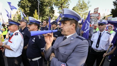 Mundurowi przed Sejmem. Protestują przeciw obniżeniu zasiłków chorobowych