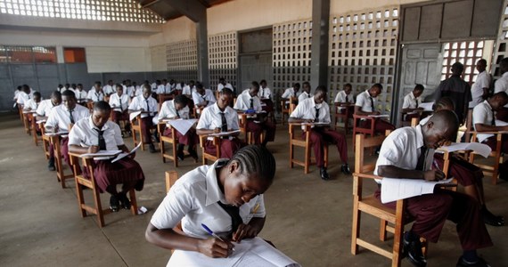 Blisko 25 tysięcy absolwentów szkół średnich - wszyscy starający się - oblało egzaminy wstępne na Uniwersytet Liberii. Rzecznik uczelni wyjaśnia to brakiem znajomości języka angielskiego. 