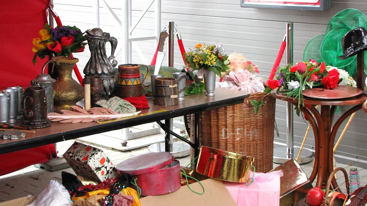 Przypominało bitwę pod Grunwaldem, choć trwało tylko 10 minut. Tyle czasu wystarczyło, aby z wieszaków i półek zniknęły operowe stroje i rekwizyty. Szczecińska Opera na Zamku wietrzy magazyny.