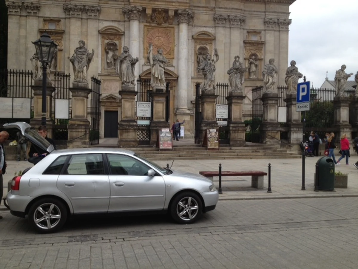 Nietypowa sytuacja w centrum Krakowa. W zaparkowanym przed kościołem św. Piotra i Pawła na ulicy Grodzkiej samochodzie przez dłuższy czas siedział nagi mężczyzna i czytał Biblię.